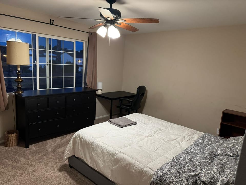 Bed, Photo of the whole room, Bedroom
