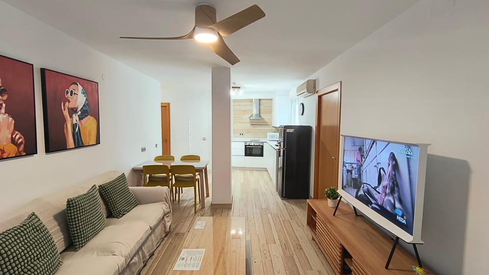 TV and multimedia, Living room, Seating area, Dining area