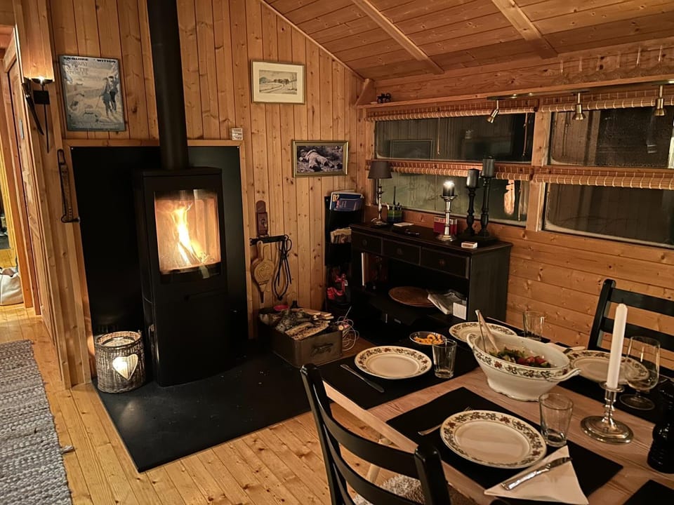 Dining area, fireplace
