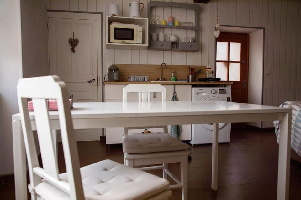 Kitchen or kitchenette, Dining area