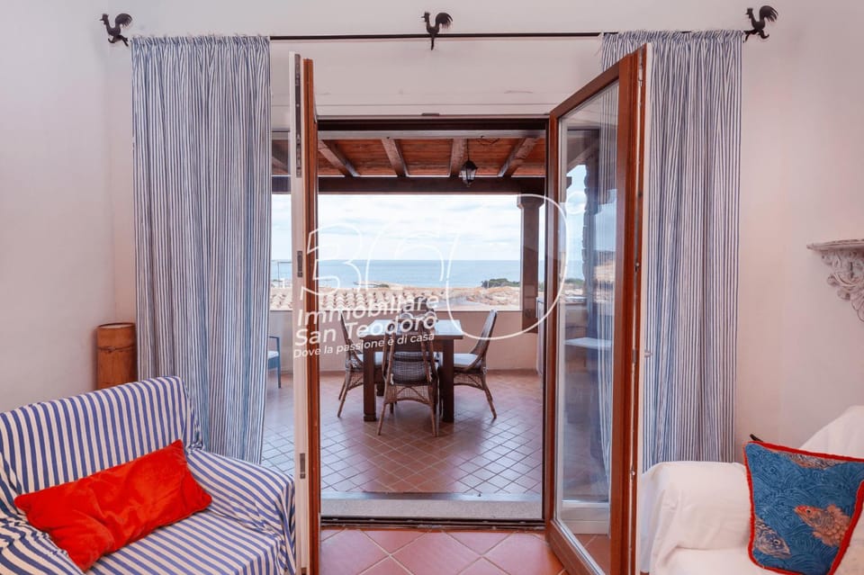 Natural landscape, Balcony/Terrace, Living room, Photo of the whole room, Seating area, Dining area, Sea view