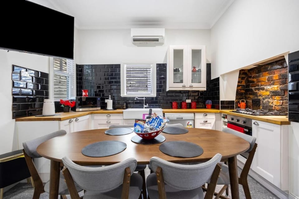 Kitchen or kitchenette, Seating area, Dining area