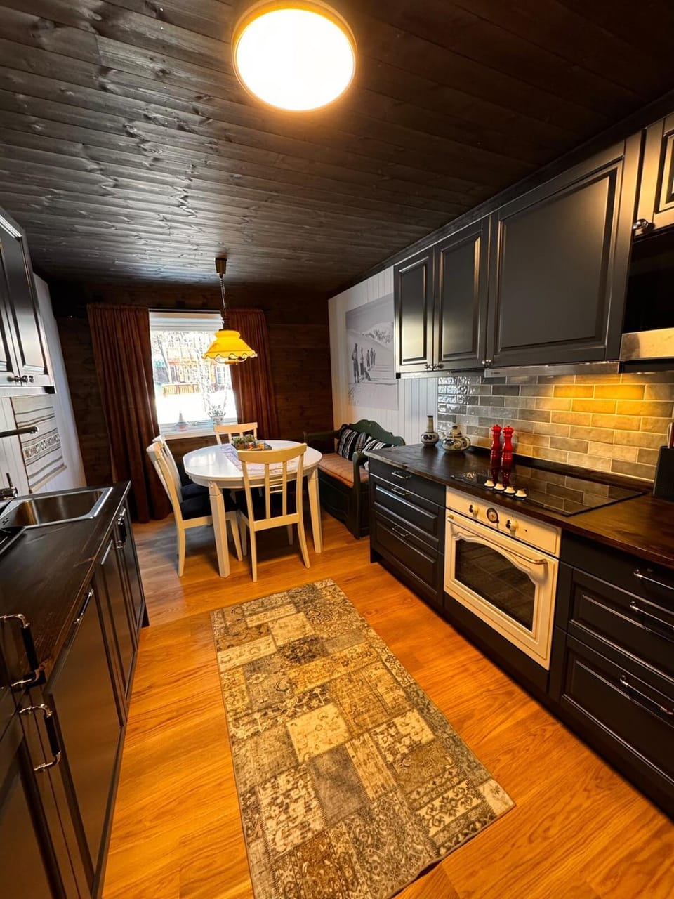 Kitchen or kitchenette, Dining area