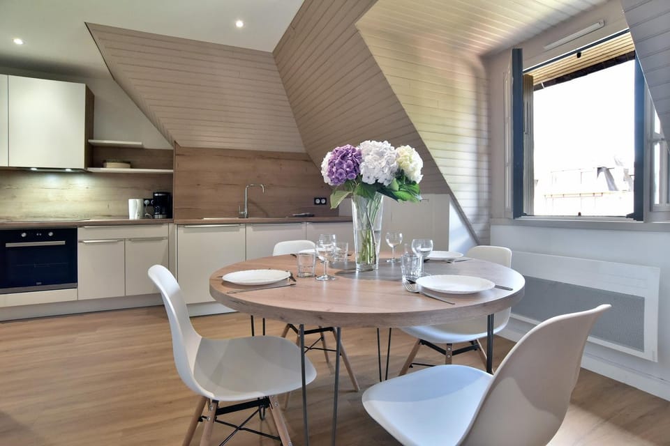 Kitchen or kitchenette, Dining area