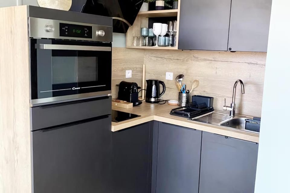 Coffee/tea facilities, Kitchen or kitchenette, oven, stove, kitchen