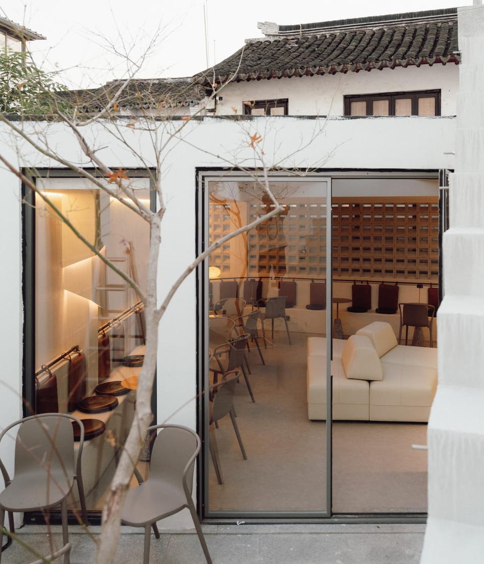 Day, Seating area