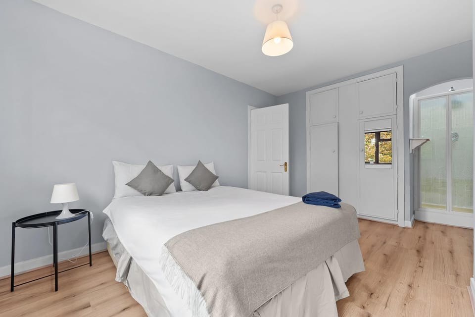 Enfield 5 bedroom - sleeps 6 House in Meath, Co. Meath, Ireland