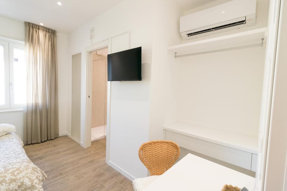 TV and multimedia, Photo of the whole room, Bedroom