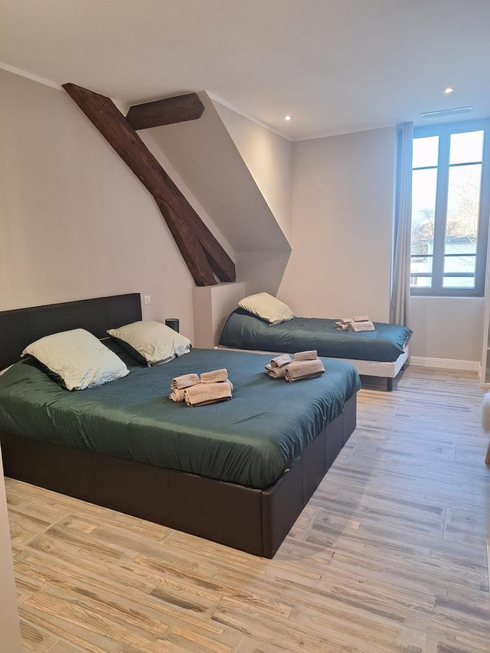 Bed, Photo of the whole room, Bedroom, towels