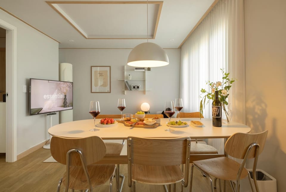 TV and multimedia, Living room, Food and drinks, Seating area, Dining area
