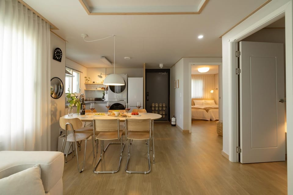 TV and multimedia, Seating area, Dining area