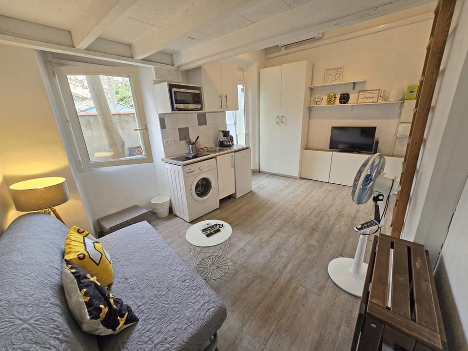 GregBnb - Studio Mezzanine - Cour exterieure - Clim Apartment in Toulon