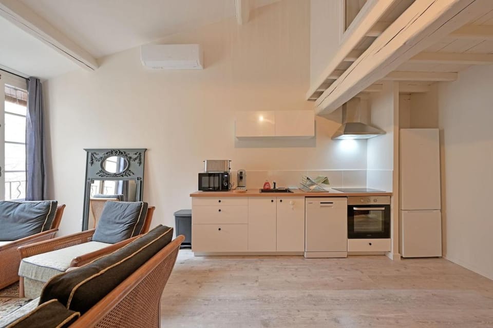 Coffee/tea facilities, Kitchen or kitchenette, Living room, Seating area, dishwasher, oven, stove, toaster