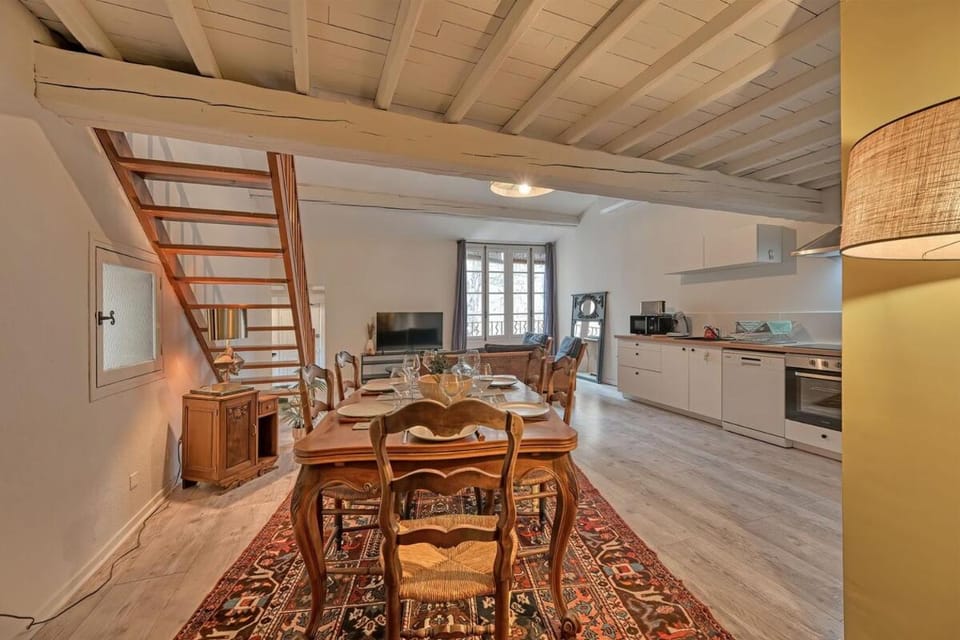 Kitchen or kitchenette, Seating area, Dining area, stove, air conditioner