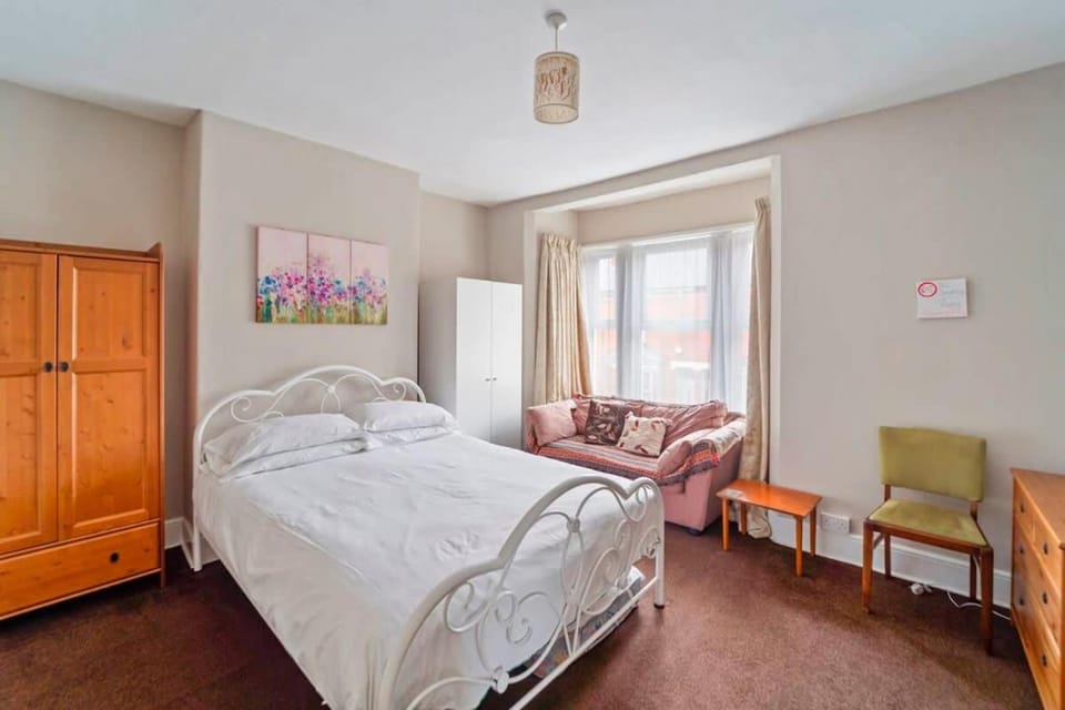 Bed, Seating area, Bedroom, wardrobe
