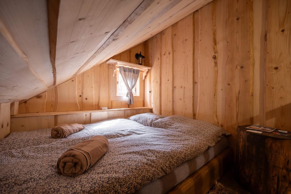 Bedroom, towels