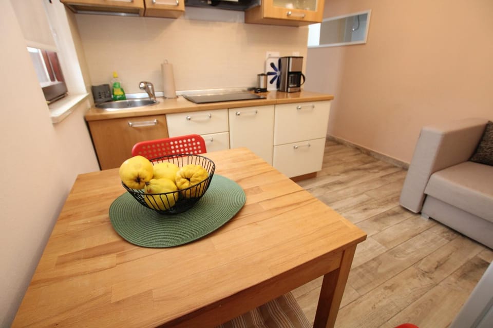 Kitchen or kitchenette, Seating area, Dining area, pet friendly, stove