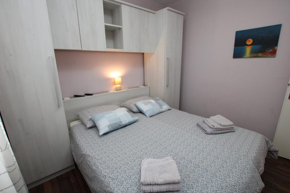 Bed, Photo of the whole room, Bedroom, towels, wardrobe