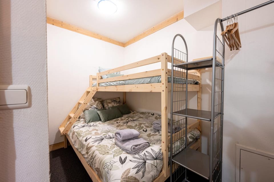 Bedroom, bunk bed