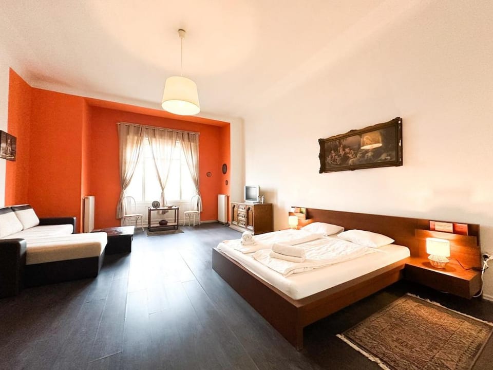 Bed, TV and multimedia, Photo of the whole room, Bedroom, towels