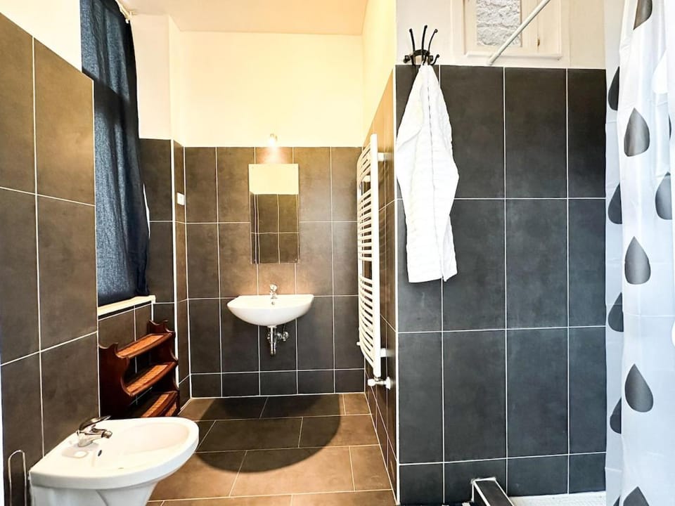 Shower, Toilet, Bathroom, bidet, towels