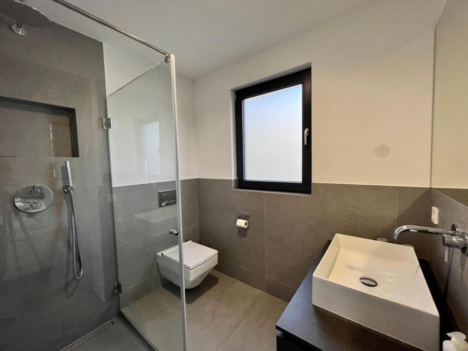 Shower, Toilet, Bathroom, towels