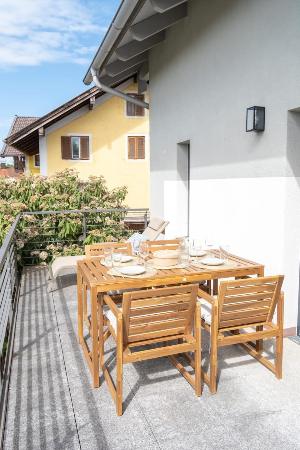 Property building, Day, Balcony/Terrace, Dining area