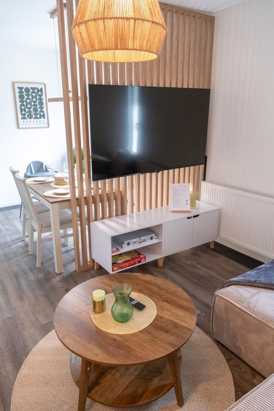 Communal lounge/ TV room, TV and multimedia, Living room, Seating area, Dining area, Evening entertainment, Food