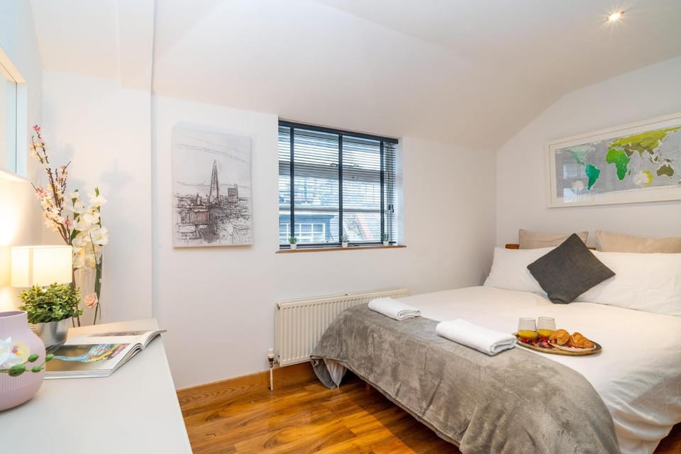 Bed, Bedroom, Food