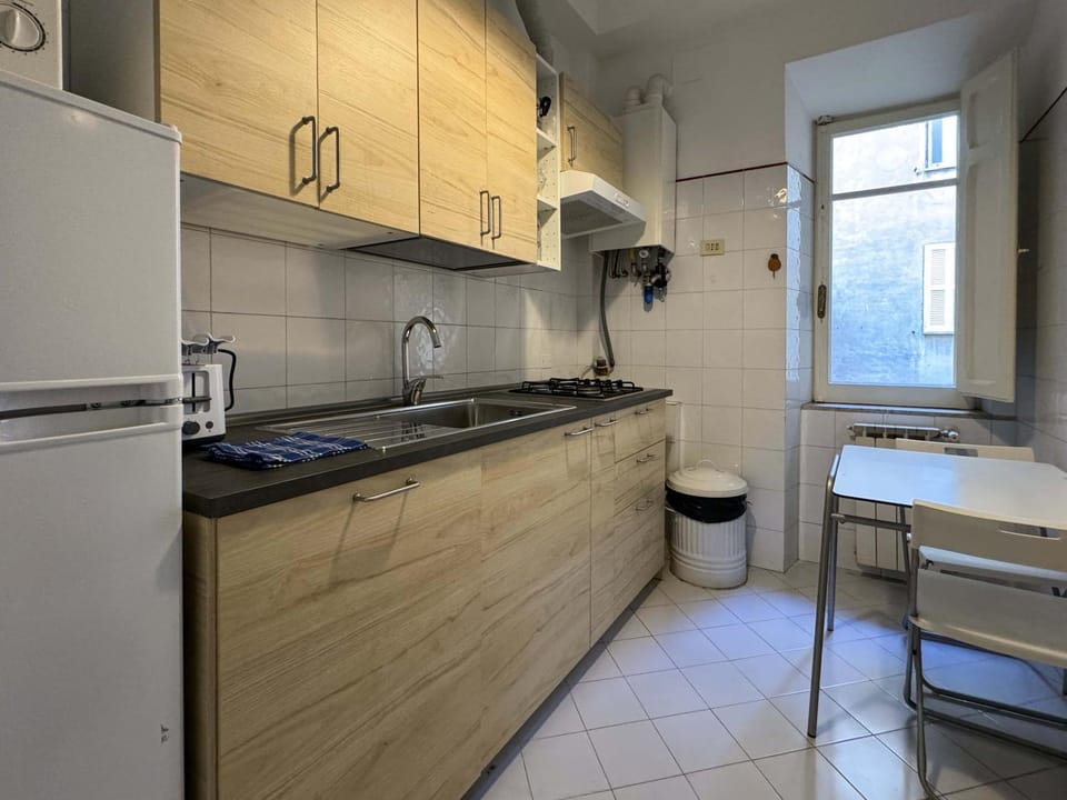 Coffee/tea facilities, Kitchen or kitchenette, Dining area, dishwasher, oven, stove