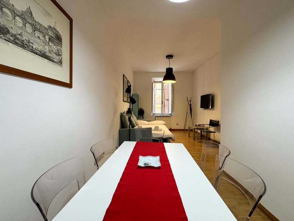 Photo of the whole room, Dining area, Lunch