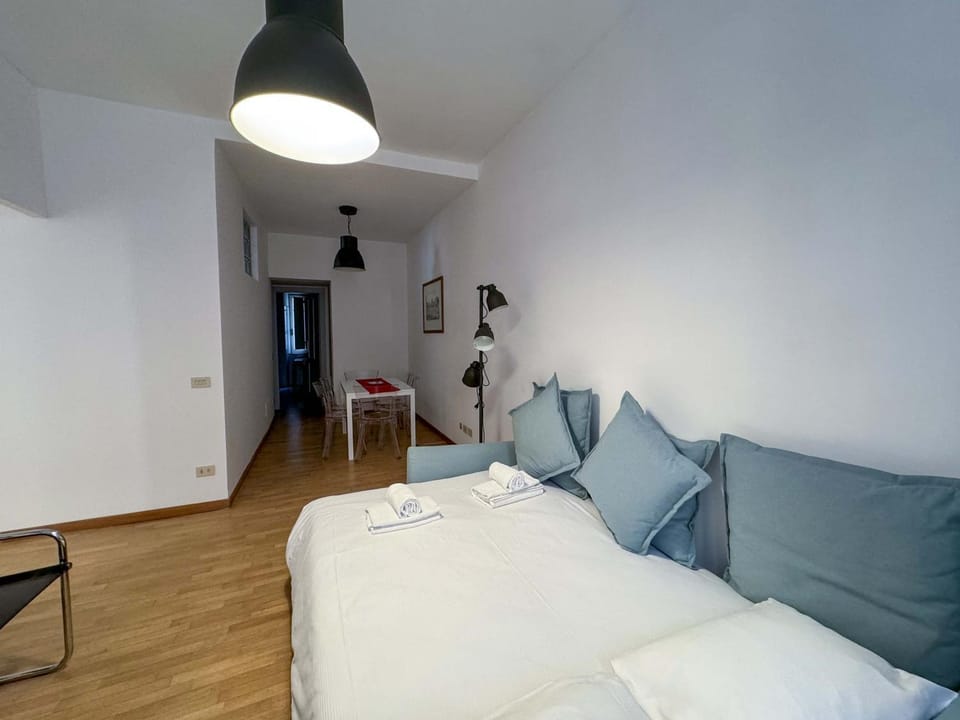 Bed, TV and multimedia, Living room, Seating area