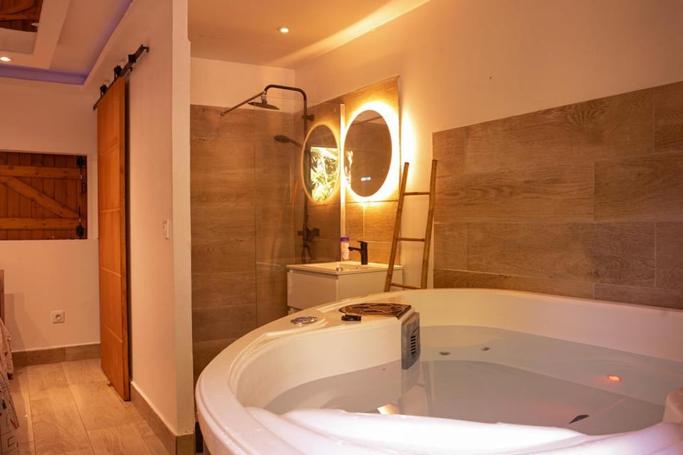 Shower, Hot Tub, Bathroom, towels
