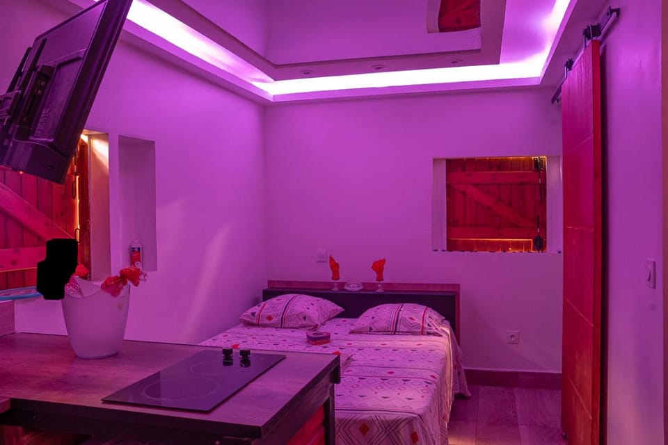 Bed, TV and multimedia, Photo of the whole room, Bedroom, towels