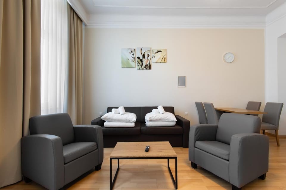 Bed, Living room, Photo of the whole room, Seating area, towels