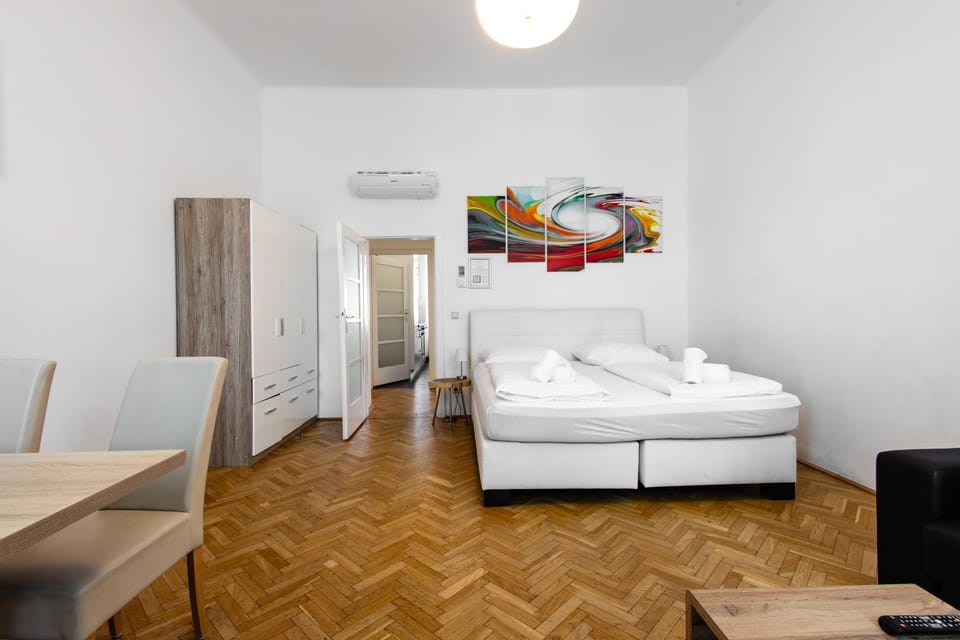Bed, TV and multimedia, Living room, Photo of the whole room, Seating area, Bedroom, towels, air conditioner