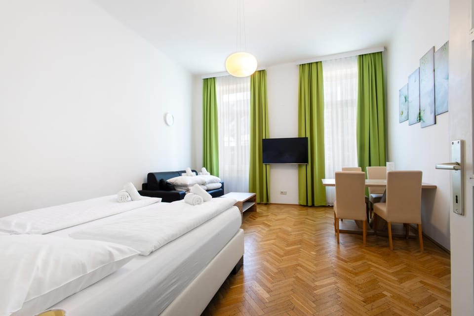 Communal lounge/ TV room, Bed, TV and multimedia, Living room, Photo of the whole room, Seating area, Evening entertainment, Bedroom, towels