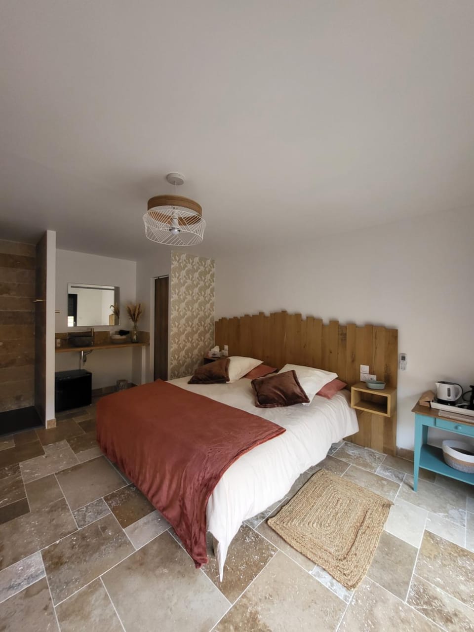 Shower, Toilet, Bathroom, Coffee/tea facilities, Photo of the whole room, Decorative detail, Bedroom, minibar
