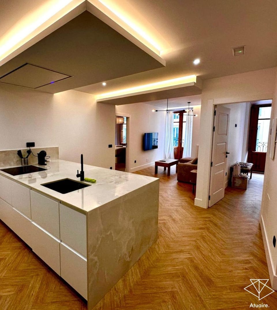 TV and multimedia, Kitchen or kitchenette, Living room, Seating area