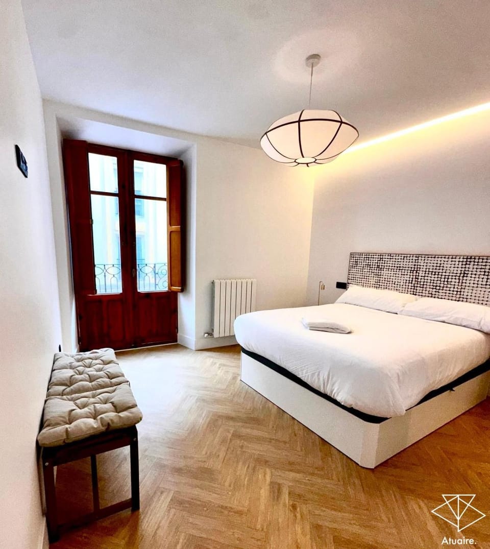 Bed, Living room, Photo of the whole room, Seating area, Bedroom, internet