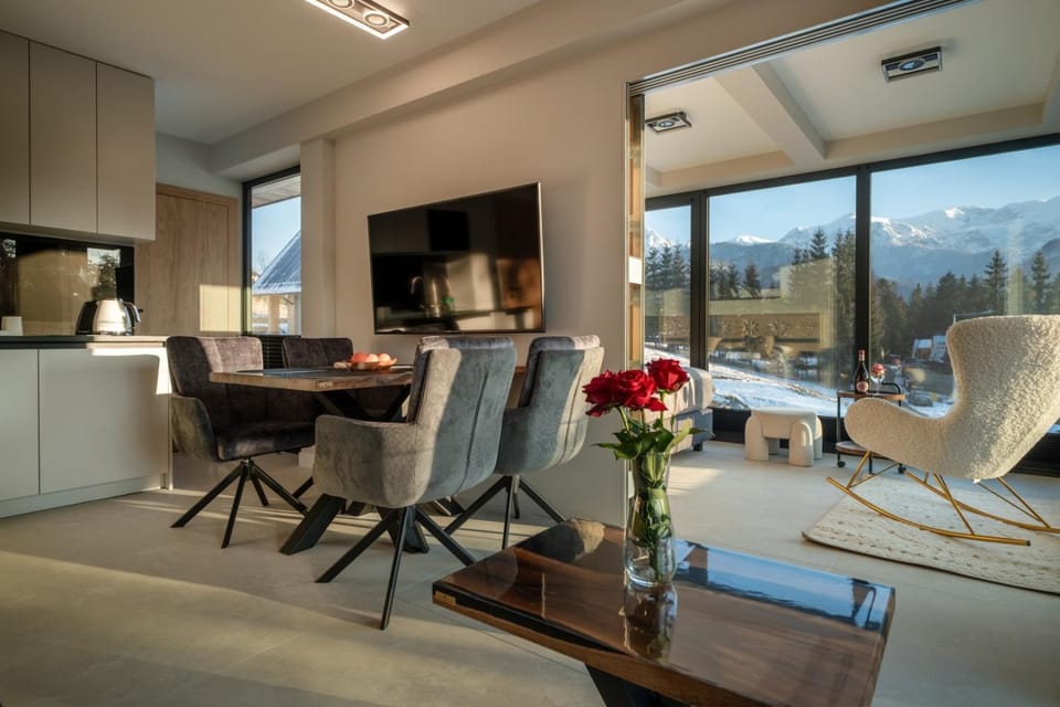 TV and multimedia, Kitchen or kitchenette, Living room, Seating area, Dining area
