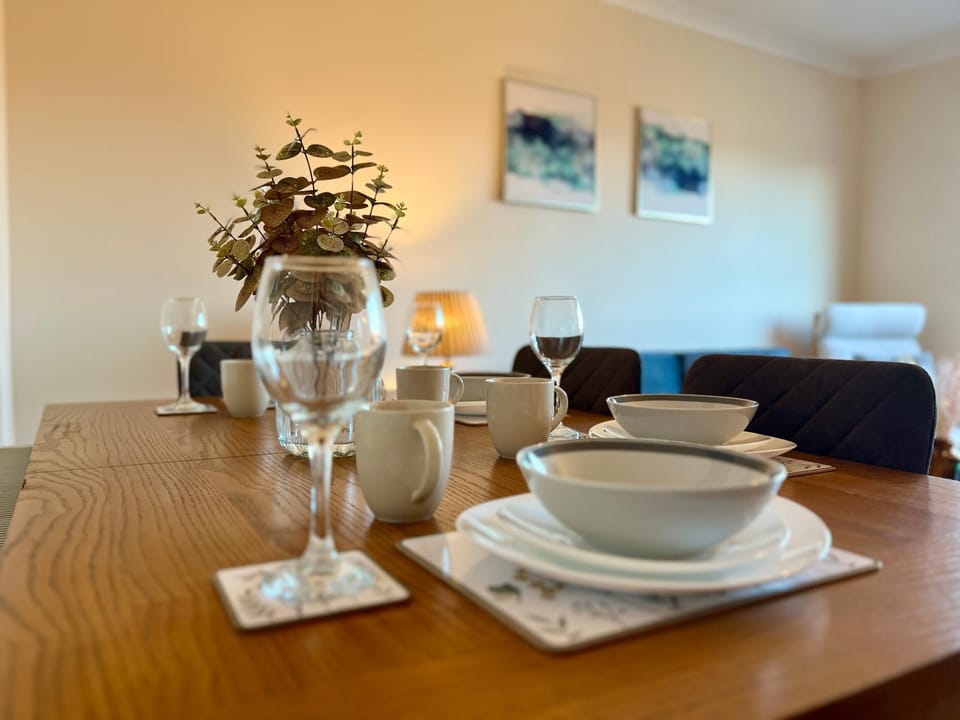 Coffee/tea facilities, Living room, Food and drinks, Seating area, Dining area, Drinks