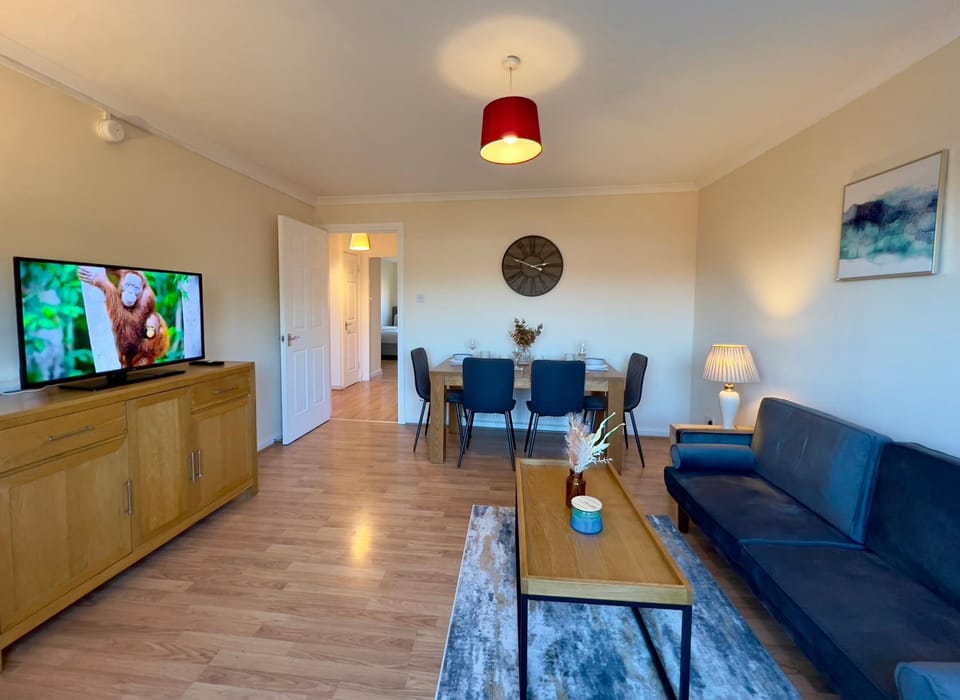 Communal lounge/ TV room, TV and multimedia, Living room, Seating area, Dining area, Evening entertainment