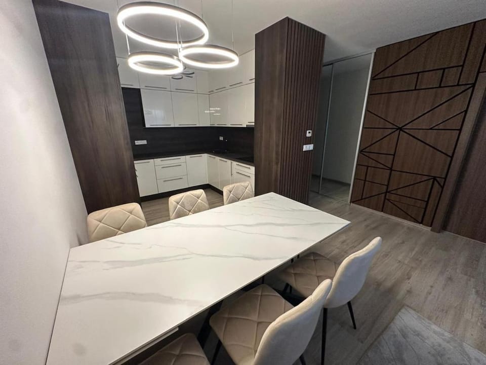 Kitchen or kitchenette, Dining area