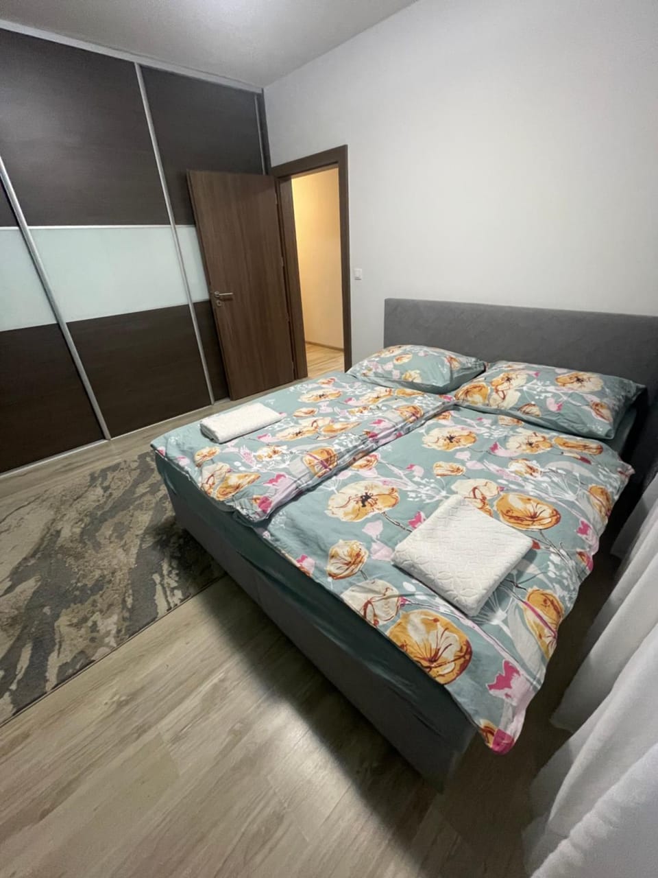 Bedroom, towels