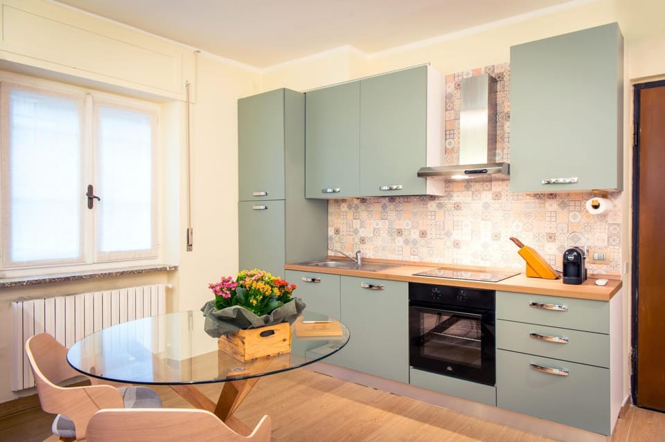 Kitchen or kitchenette, Dining area, stove