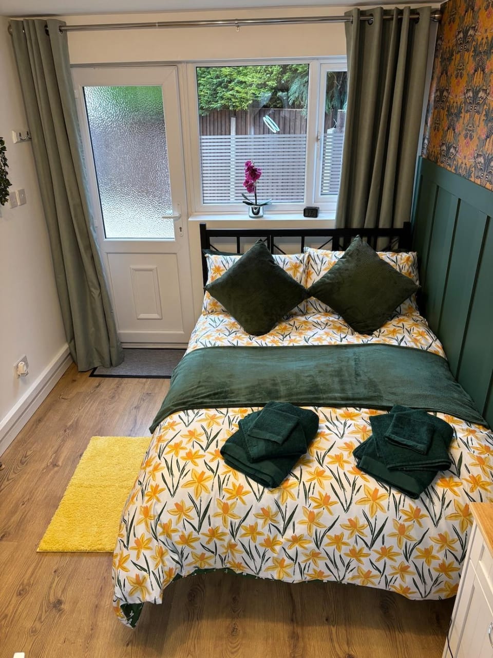 Bed, Bedroom, towels