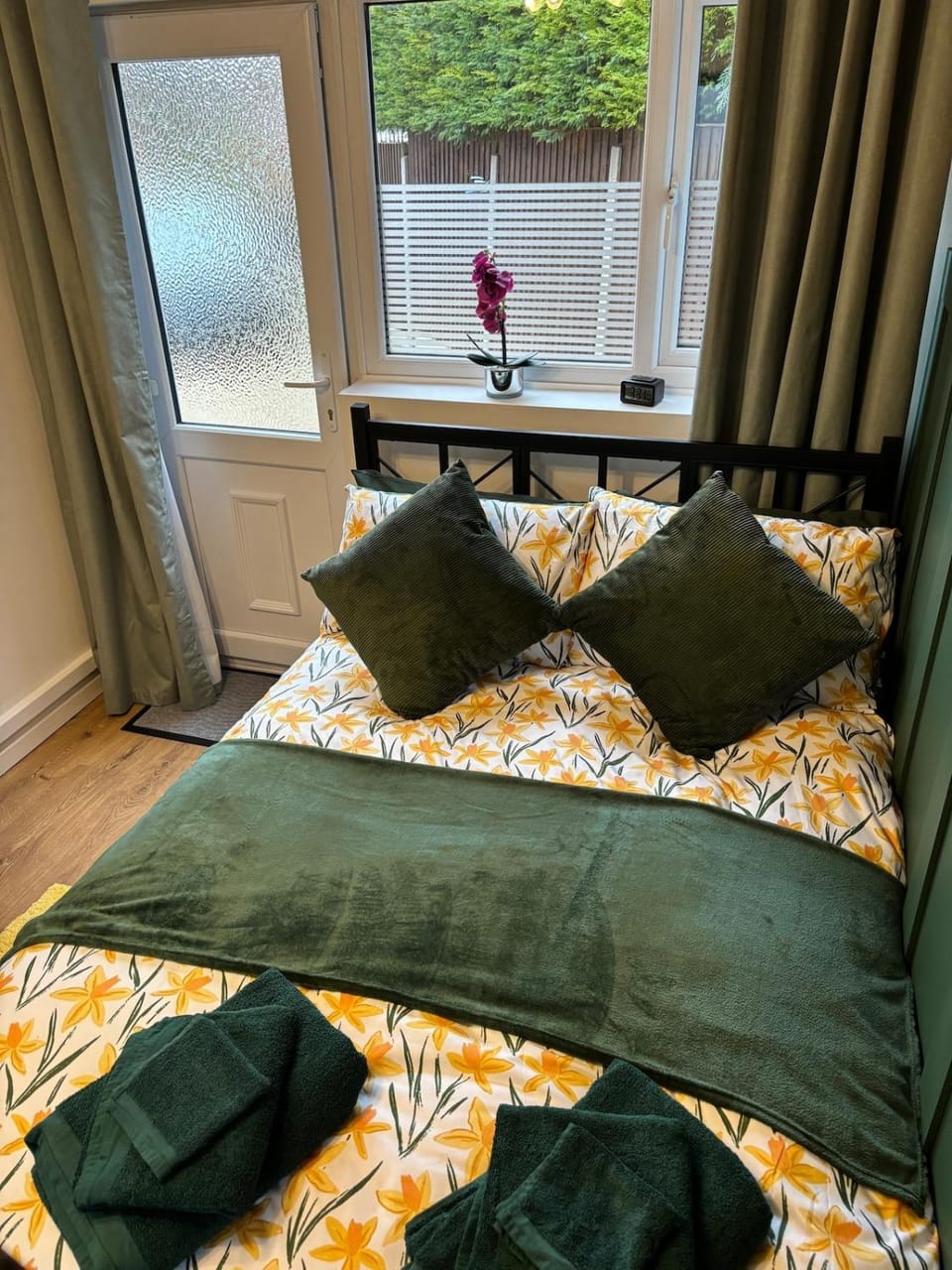 Bed, Bedroom, towels