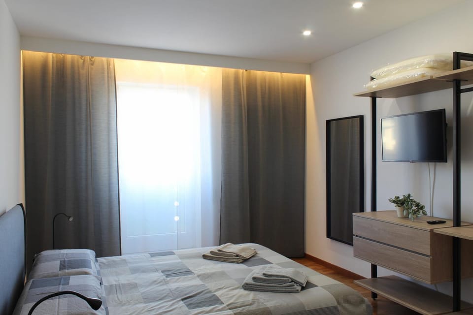 Bed, TV and multimedia, Bedroom