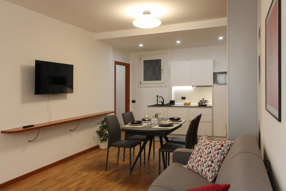 TV and multimedia, Kitchen or kitchenette, Living room, Seating area, Dining area, stove